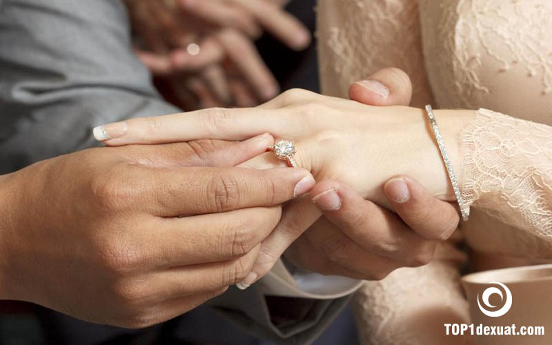 Đạo công giáo đeo nhẫn cưới tay nào là đúng nhất?