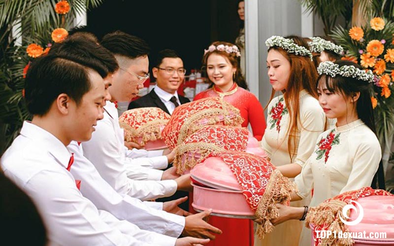 https://top1dexuat.com/le-dinh-hon-co-trao-vang-khong/ Mẹ chồng tặng vàng cho con dâu khi nào?