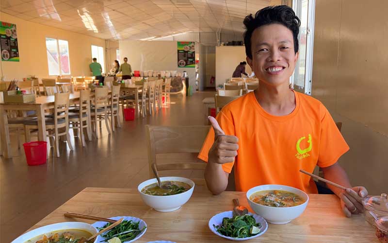 Bánh canh cá Lóc Đà Lạt cùng travel blogger. Ảnh: Tuấn Anh