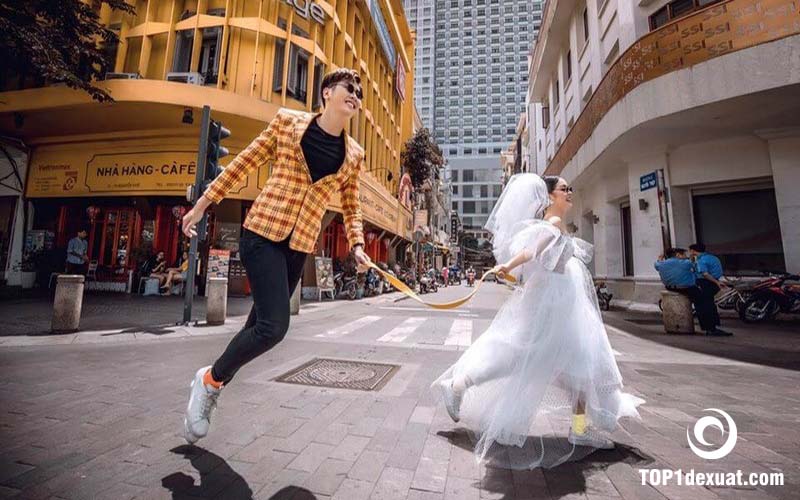 Concept chụp ảnh cưới đường phố giúp bắt trọn mọi khoảnh khắc tự nhiên
