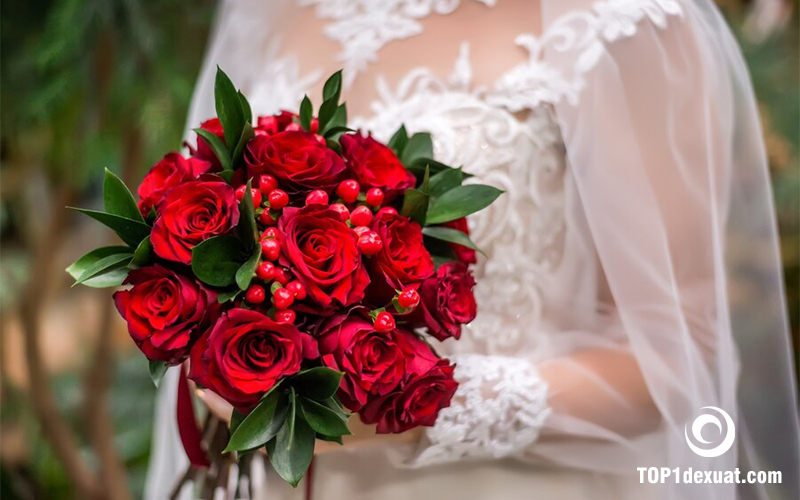 #1 Hướng dẫn cách bó hoa cưới hồng đỏ cầm tay cho cô dâu