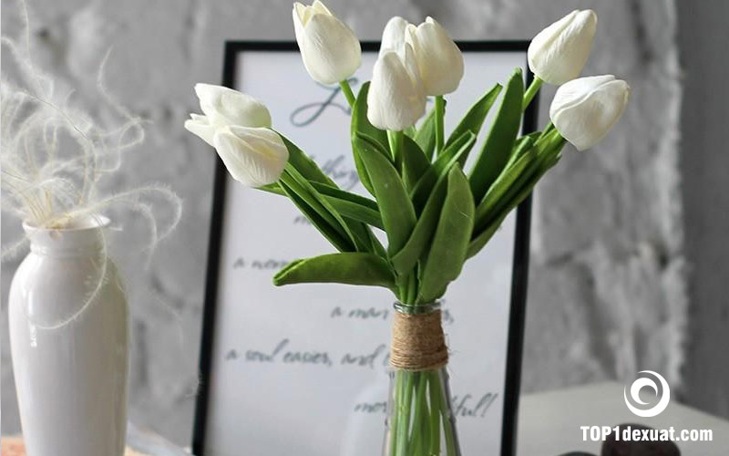 bo hoa cuoi tulip trang tri ban tiec cuoi