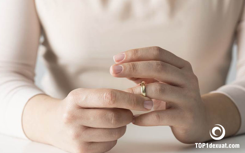 chồng vợ không đeo nhẫn cưới