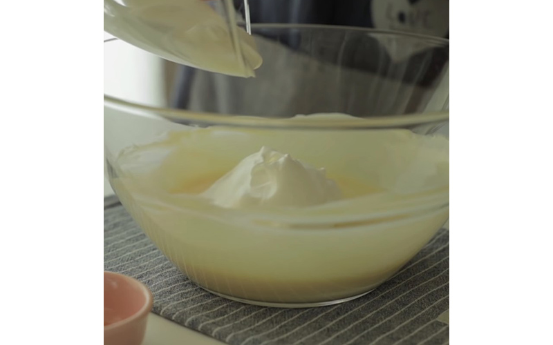 Trộn hỗn hợp cream cheese và whipping cream