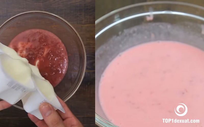 Trộn hỗn hợp pudding sữa chua dâu tây