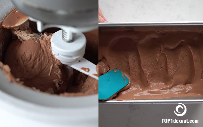 Cho từ từ hỗn hợp kem bơ đậu phộng socola vào máy làm kem