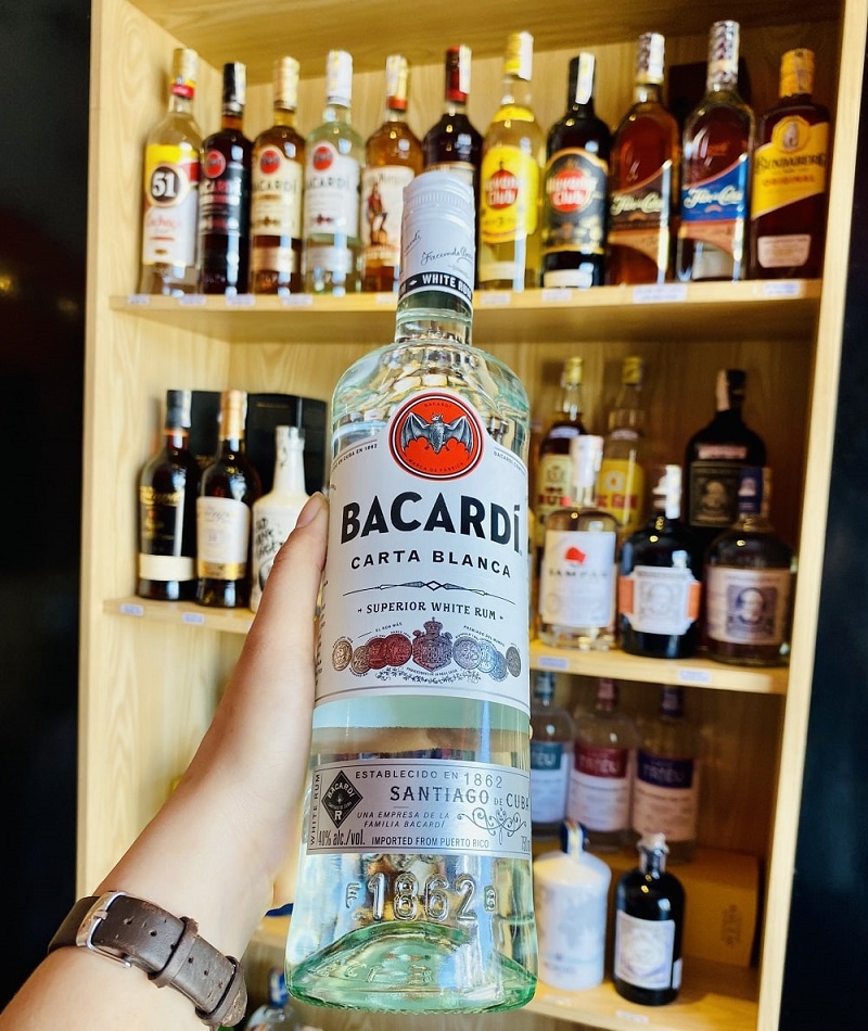 giá chai Rượu Rum Bacardi Carta Blanca trắng