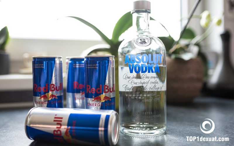 Cách pha rượu Vodka với Red Bull