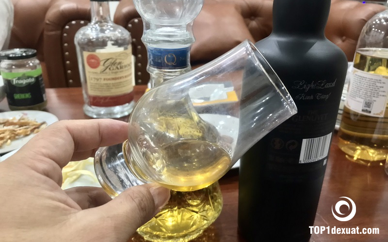 Lấy mẫu rượu whisky từ chai đóng