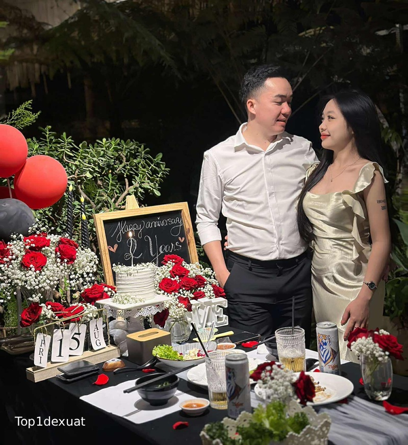 Khoảnh khắc hạnh phúc của khách tại Tut Garden Bistro – quán tổ chức sinh nhật ở Đà Lạt với không gian trang trí đẹp mắt. Ảnh: Tut Garden Bistro Tổ chức sinh nhật ở Đà Lạt giá rẻ