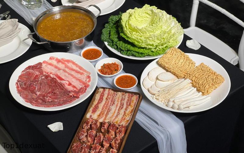 Ngoài ra quán còn có lẩu cay Tusin, lẩu cay Thái, lẩu cay Tứ Xuyên,... quán lẩu cay ở đà lạt